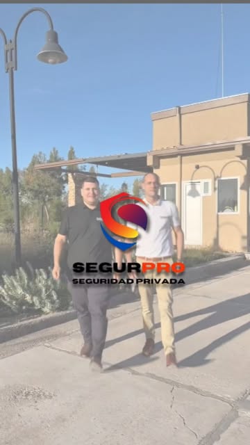 Publicación de SegurPro: dos integrantes frente a un acceso residencial